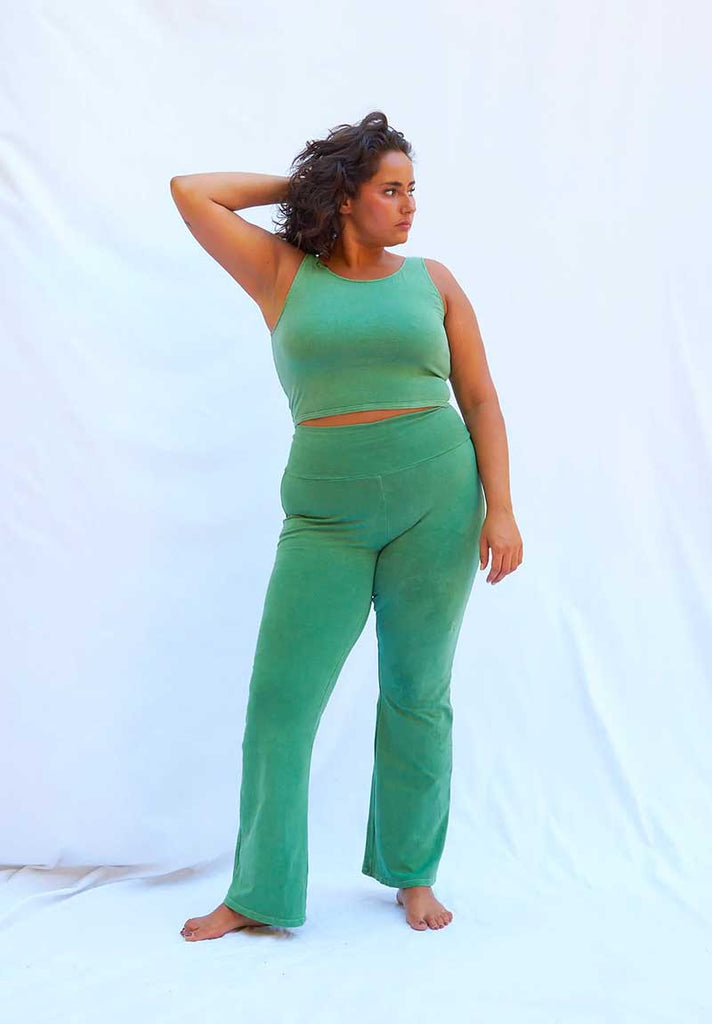mannequin femme portant une brassière verte et un pantalon vert