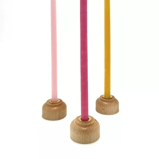 Set de 3 bougeoirs en bois et laiton. Bougeoirs adaptés aux bougies de 0,8 à 1 cm. Fabriqué en Lot et Garonne par une entreprise labellisée EPV.