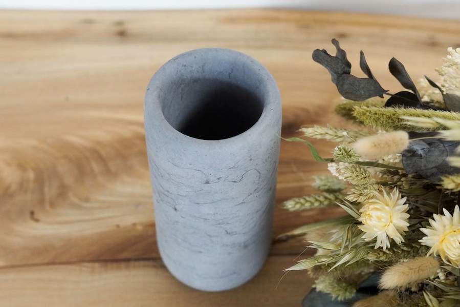 Photo d'un vase effet marbré en béton gris réalisé à la main par la Fabrik en France. 