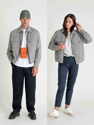Un homme et une femme portent la même veste bombers à carreaux de la marque Noyoco.