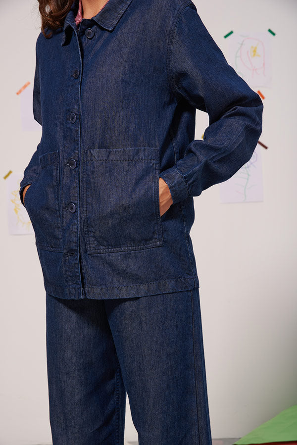 Photo d'un mannequin portant une veste fermée en lyocell couleur denim fabriquée au Portugal.