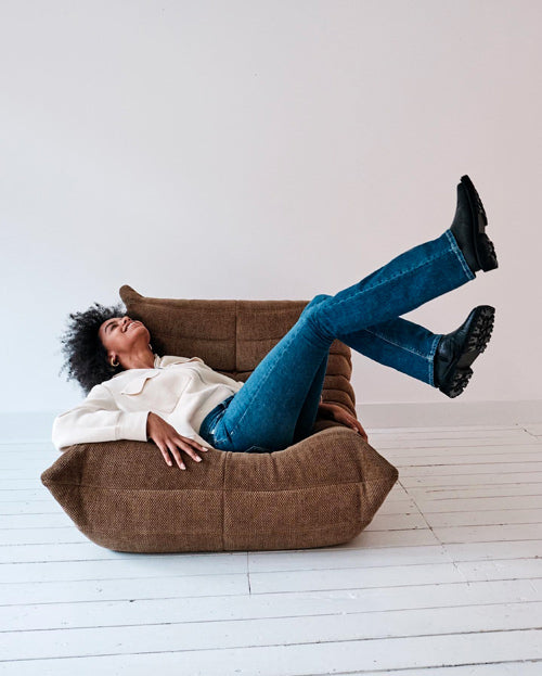 Mannequin portant un jeans en matière recyclée de la marque mud jeans.