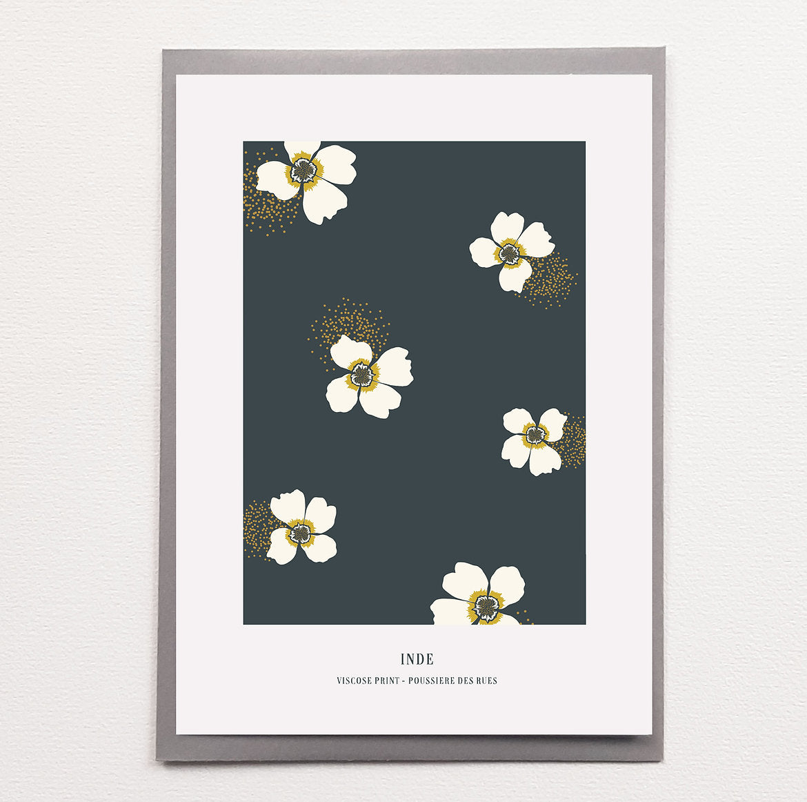 Jolie dessin imprimé en sérigraphie de fleurs blanches sur un fond bleu/gris.