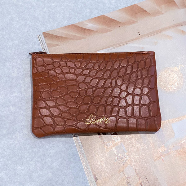 Photo d'une poche zippée pour femme vegan couleur camel et effet croco fabriquée en France.