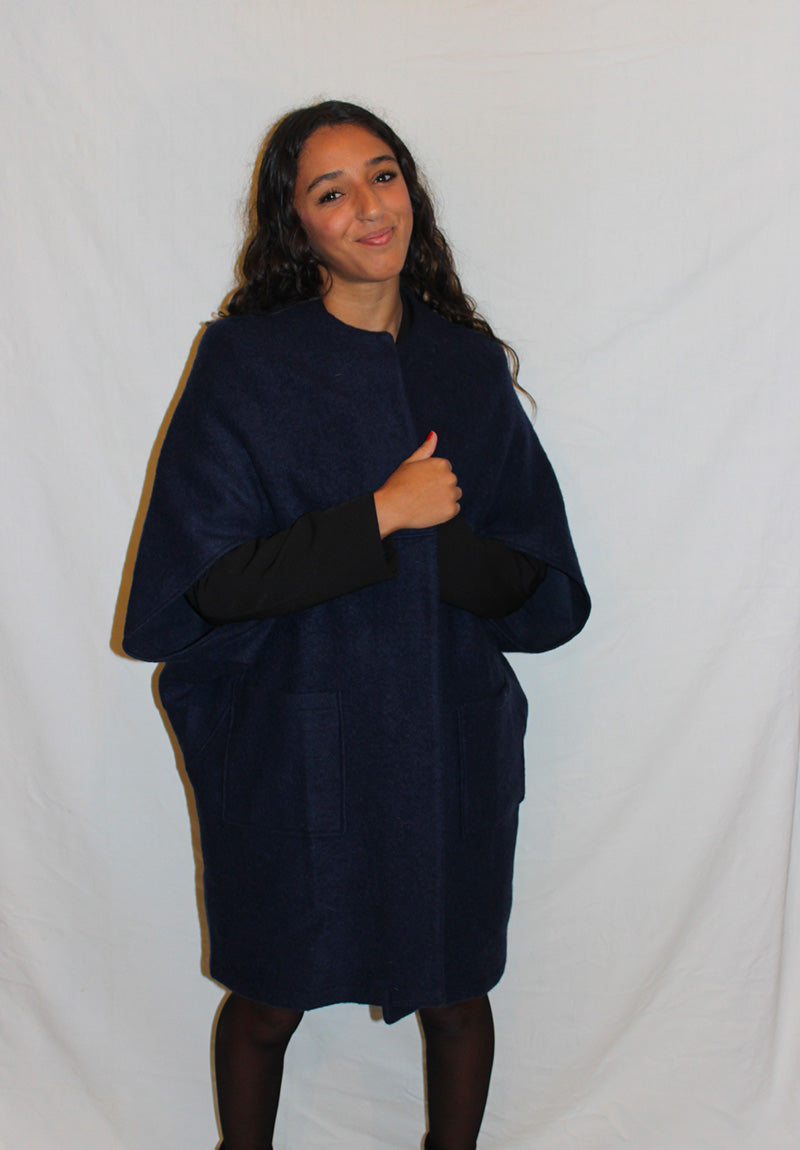 Poncho femme, en plusieurs coloris. 2 poches plaqués à l'avant. 100% laine. Fabriqué en Pologne.