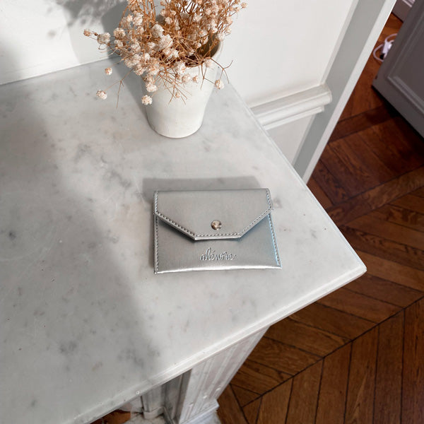 Photo d'un porte cartes vegan effet argenté avec bouton pression fabriqué en France.