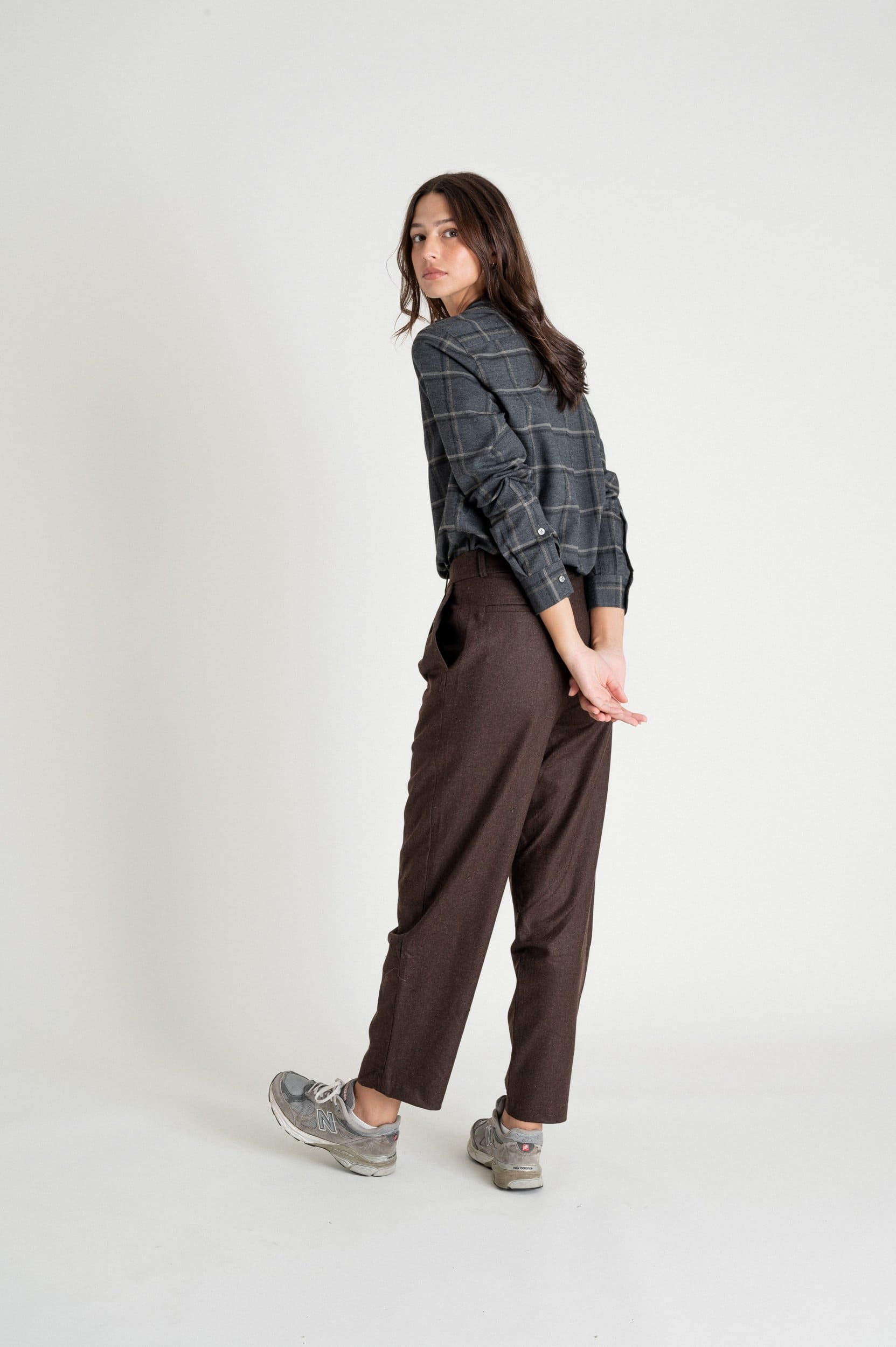 Femme de plein pied de trois quart portant une chemise en flanelle mixte à carreaux de la marque noyoco.