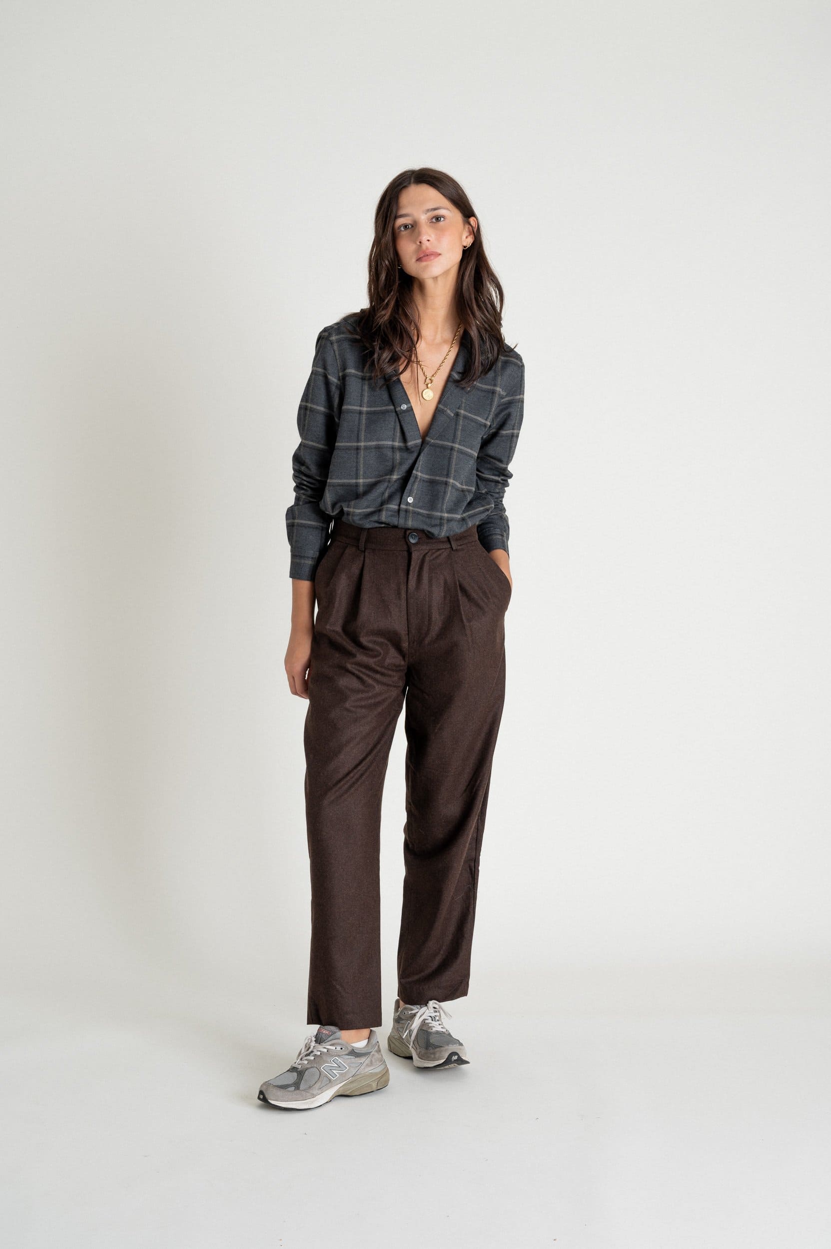 Femme de plein pied de face portant une chemise en flanelle mixte de la marque noyoco.