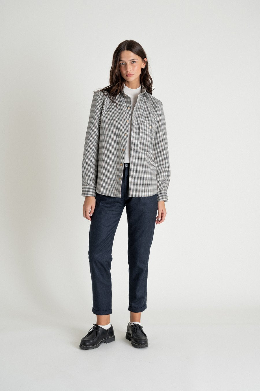 Une femme de face porte une chemise à carreaux de la marque Noyoco.