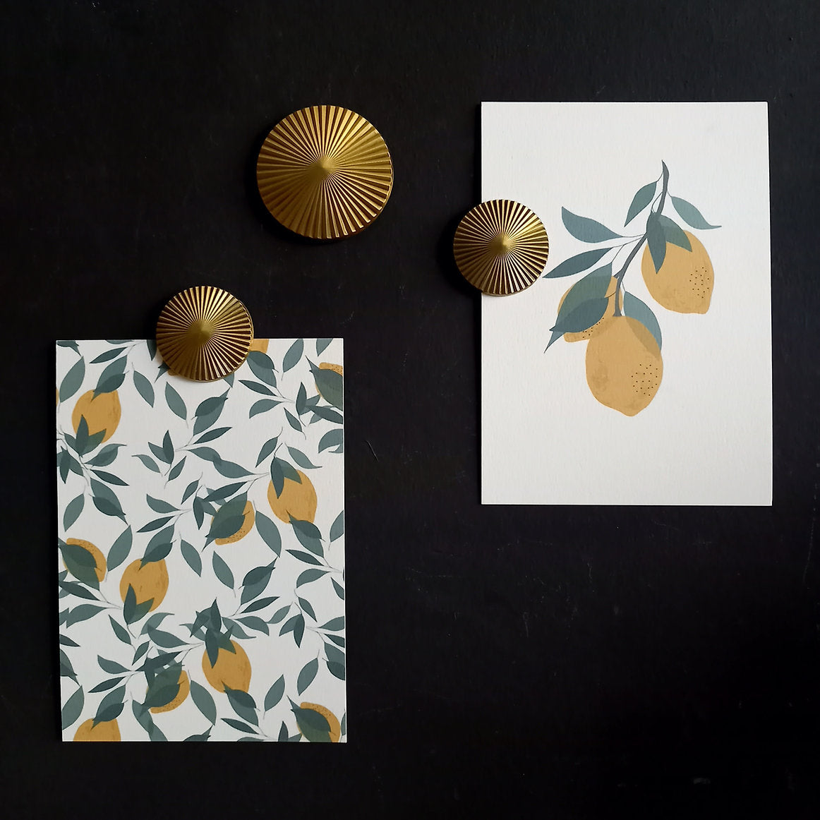 Bijoux muraux en forme de rosace qui tiennent des cartes postales.