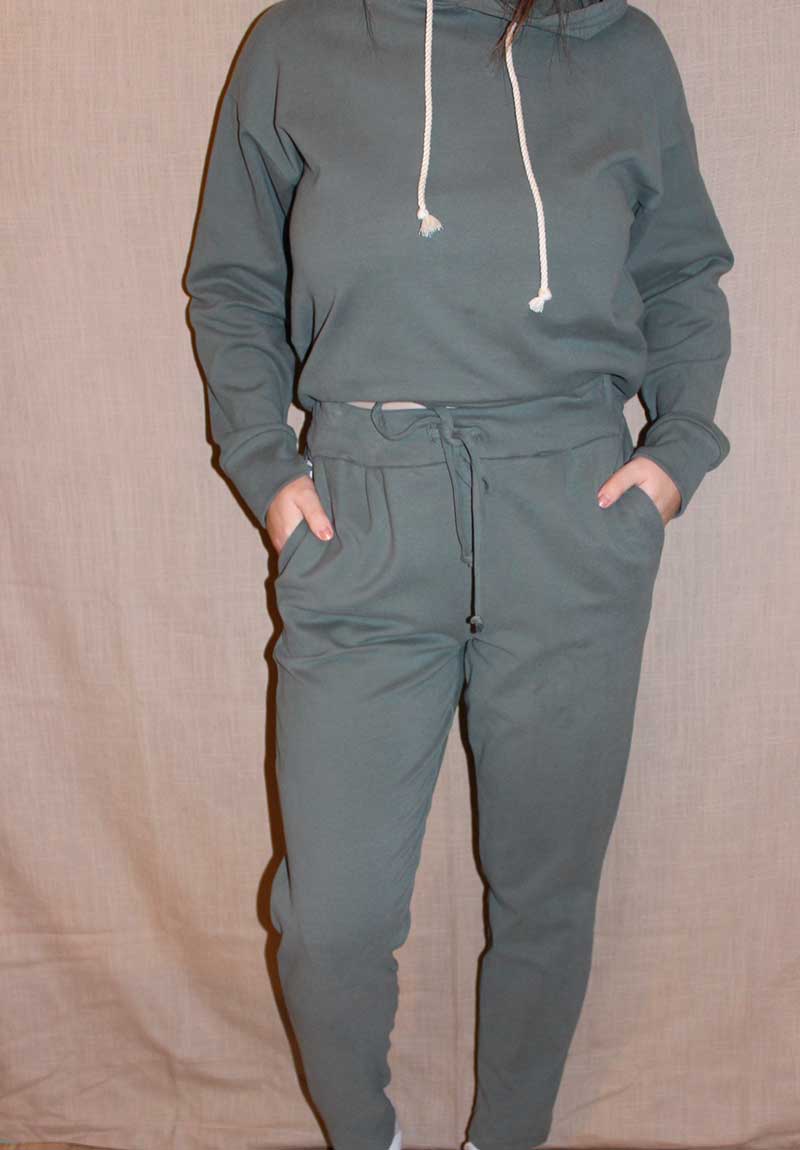 Pantalon jogging vert sauge. Resserré aux chevilles. Taille élastiquée et poches plaquées à l'avant. 95% Coton upcyclé. Fabriqué au Portugal.