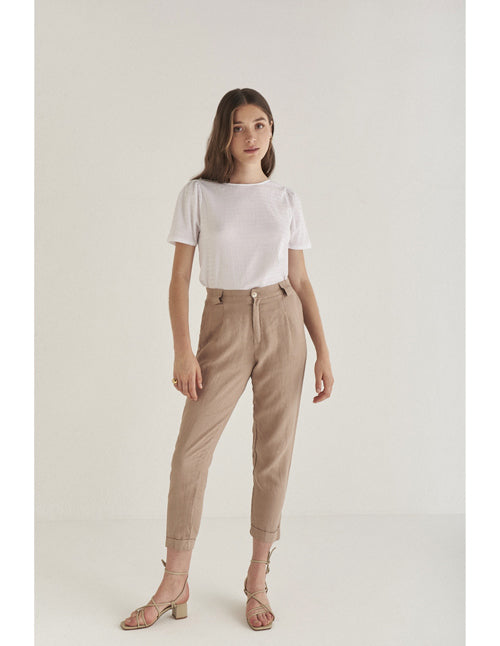 Photo d'un mannequin portant un pantalon en lin droit pour femme couleur taupe fabriqué en Espagne.