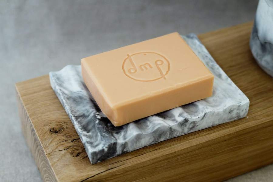 Photo d'un porte savon minimaliste en béton effet marbré gris fabriqué en France artisanalement par La Fabrik. 