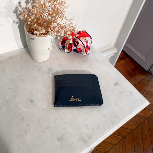 Photo d'un portefeuille vegan couleur bleu marine fait à la main en France.