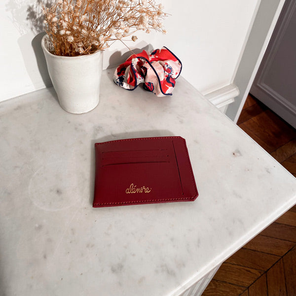 Photo d'un portefeuille vegan couleur bordeaux fait à la main en France.