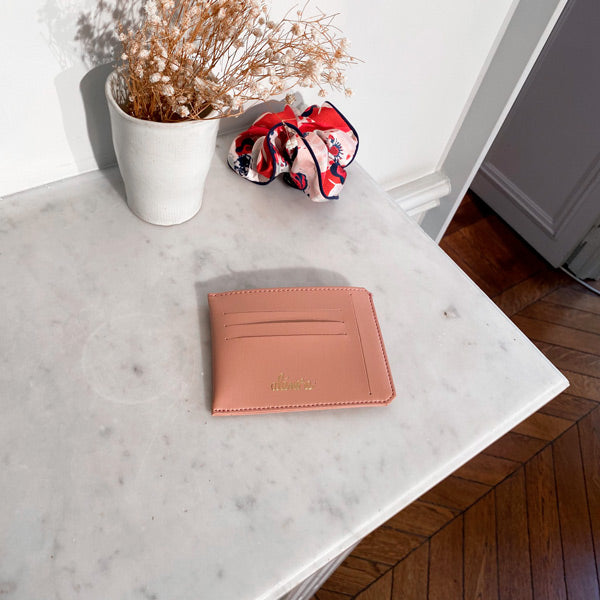 Photo d'un portefeuille vegan couleur vieux rose fait à la main en France.