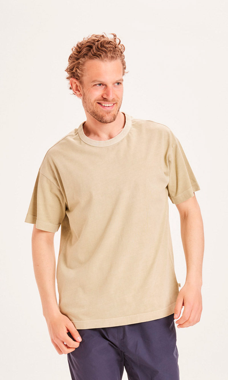 Photo d'un mannequin portant un t-shirt en coton bio pour homme vert sauge fabriqué en Turquie.