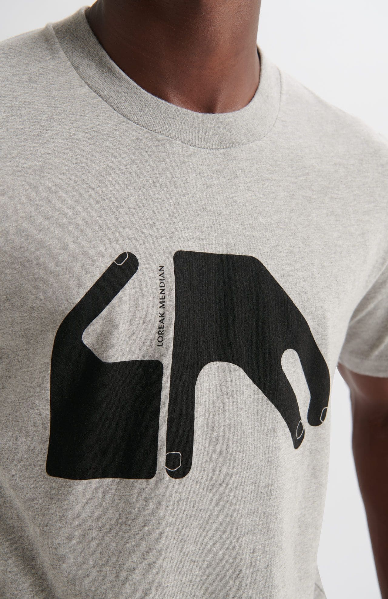 Photo d'un mannequin portant un t shirt gris chiné imprimé en coton bio et fabriqué au Portugal.