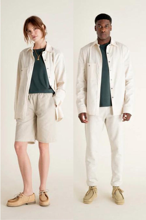 Photo de mannequins portant le même t-shirt en lyocell vert sapin fabriqué en Roumanie par Noyoco.